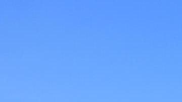 Migrantes esperan en una fila para resolver su situación migratoria este lunes, en la ciudad de Tapachula (México).