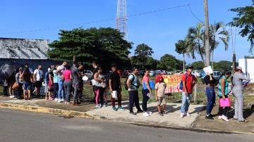 Migrantes esperan en una fila para resolver su situación migratoria este lunes, en la ciudad de Tapachula (México).