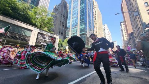 Bailarines mexicanos en las calles de Nueva York.