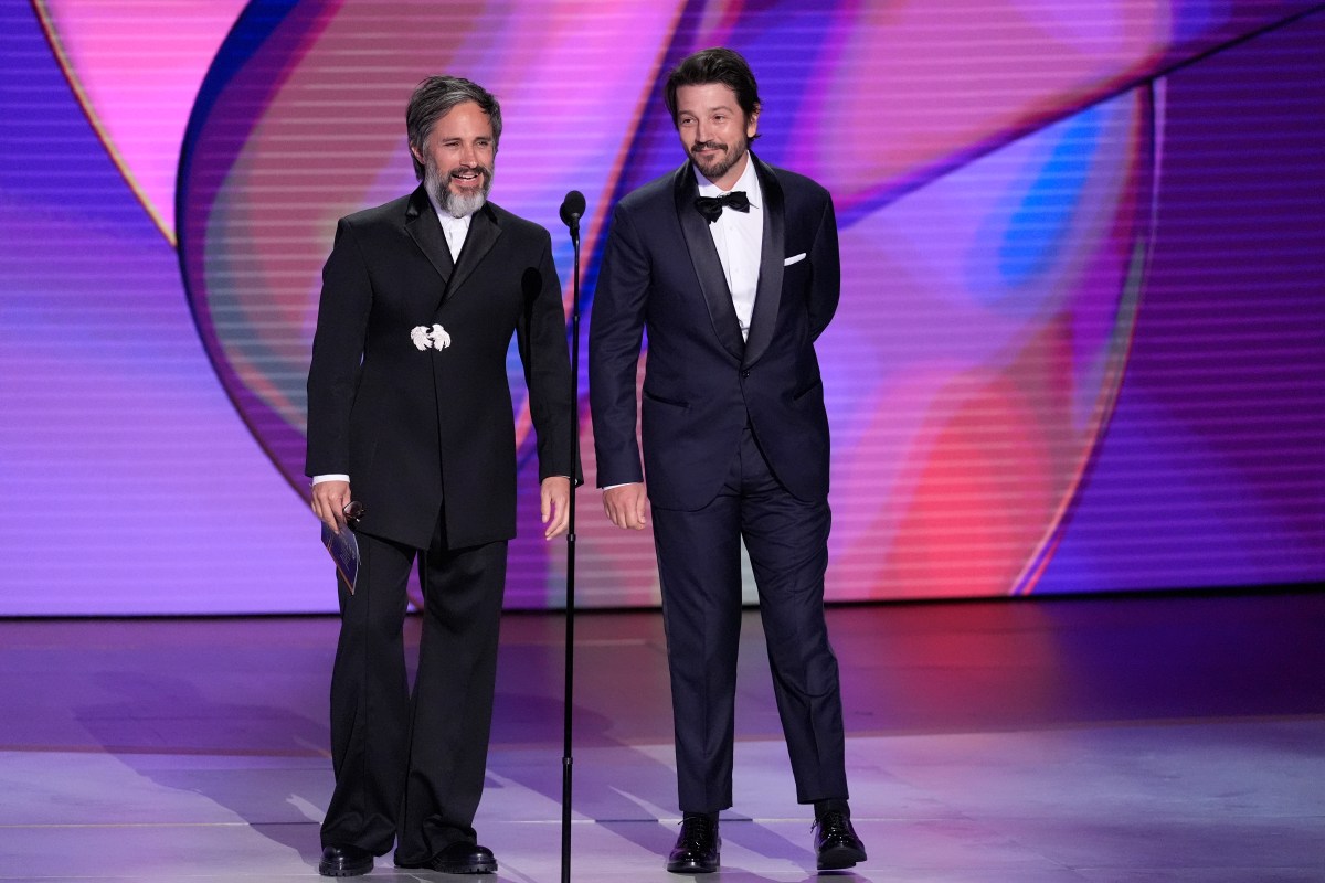 Diego Luna y Gael presentan premio Emmy completamente en español