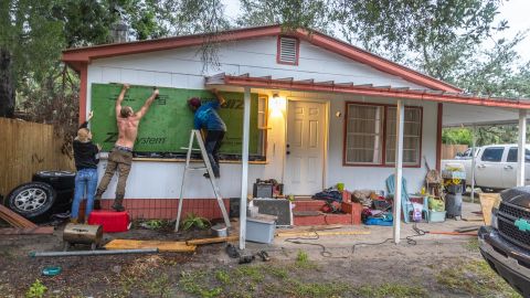 Habitantes de Florida se preparan para la llegada del huracán Helene.