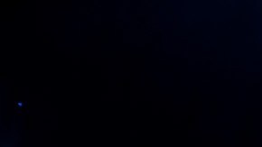 Elton John actuando en un show.