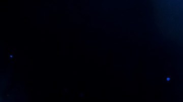 Elton John actuando en un show.