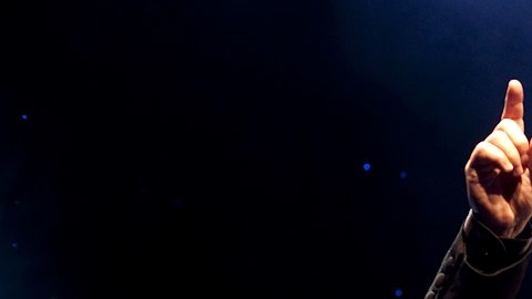 Elton John actuando en un show.