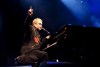 Elton John actuando en un show.