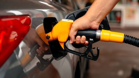 3 errores que debes evitar al cargar gasolina en Estados Unidos