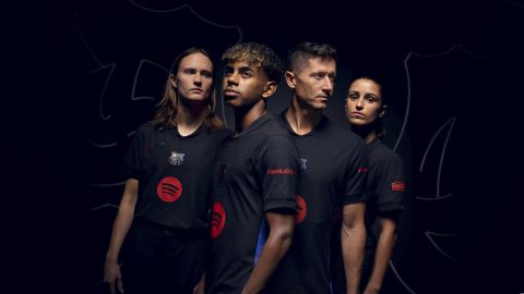 Los jugadores del  Barcelona Lamine Yamal, Robert lewandowski, Carolina Graham Hansen y Jana Fernández durante la presentación de la segunda equipación del club.