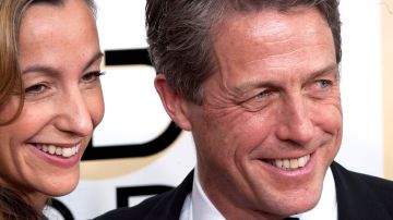 Hugh Grant posando.