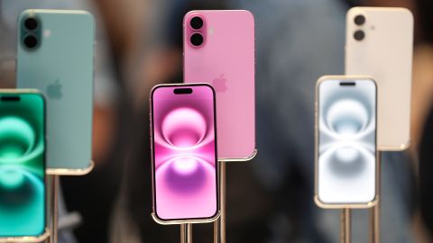 El iPhone 16 de Apple se exhibe en la tienda Apple de la Quinta Avenida, el viernes 20 de septiembre de 2024, en Nueva York.