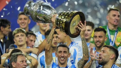 Ángel Di Maria levantando el trofeo de la Copa América.