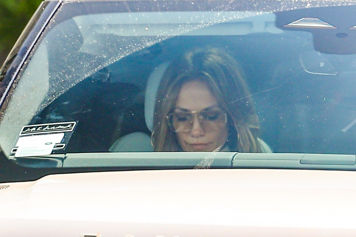 Jennifer López viajando a bordo de una camioneta.