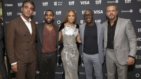 Jennifer López posando junto a Matt Damon y el resto del elenco.