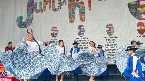 Uno de los grupos de danza que amenizó el programa.