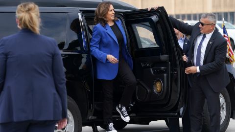 ¿Por qué la vicepresidenta Kamala Harris usa tantas zapatillas Converse?