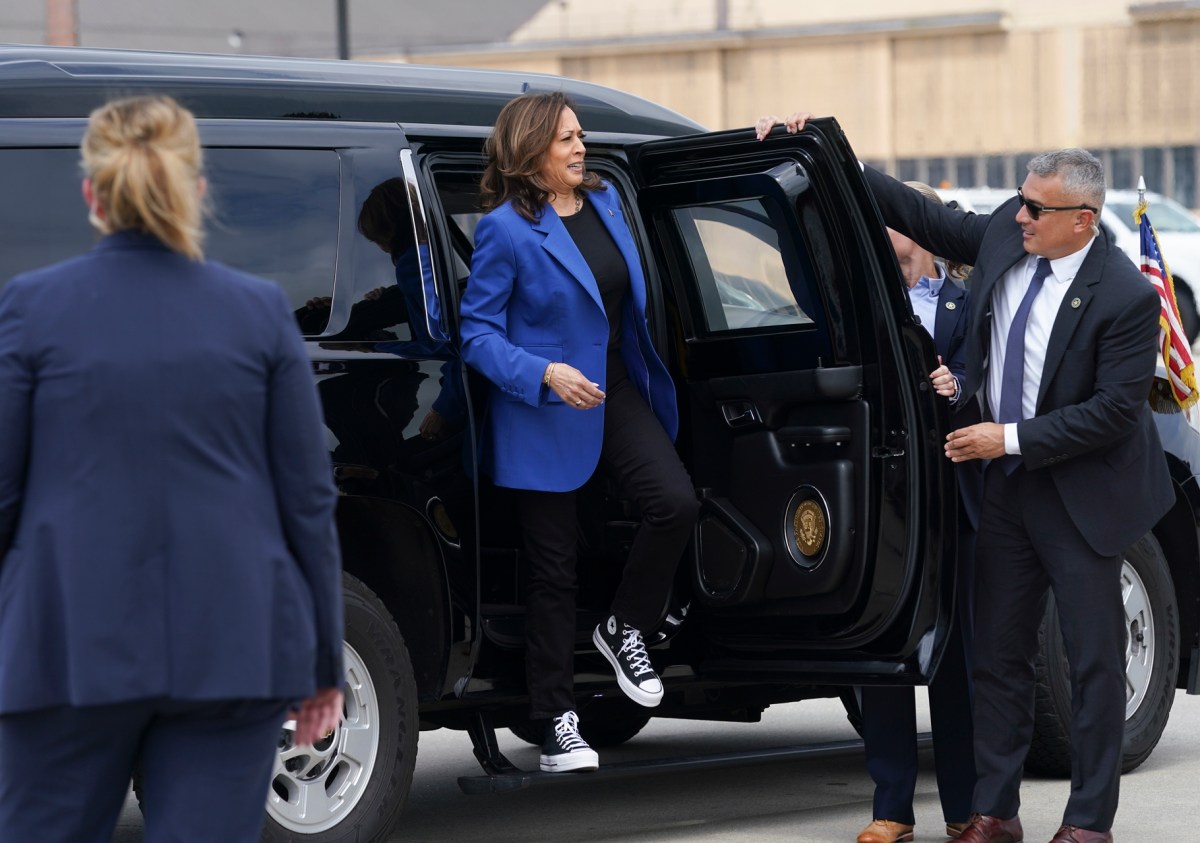 ¿Por qué la vicepresidenta Kamala Harris usa tantas zapatillas Converse?