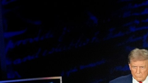 Así fue el apretón de manos entre Kamala Harris y Donald Trump en el debate