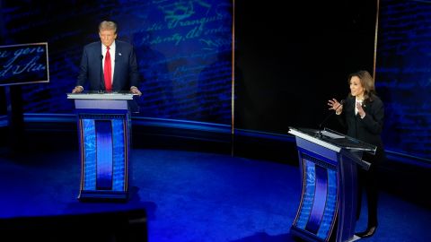 Así fue el apretón de manos entre Kamala Harris y Donald Trump en el debate