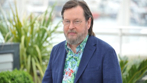 Lars von Trier posando.