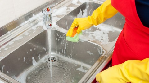 Ya no es un secreto: la fórmula casera que limpia las partes más sucias de la cocina