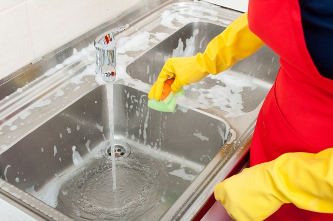 Ya no es un secreto: la fórmula casera que limpia las partes más sucias de la cocina