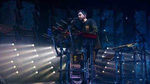 Mike Shinoda actuando en un show.