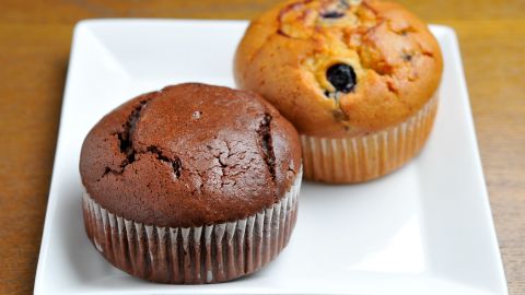 Recalentar los muffins en el microondas o en el horno es una buena opción para recalentarlos.