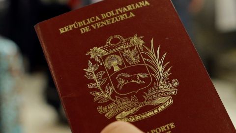 Venezolanos con pasaporte vencido ya no podrán ingresar a su país