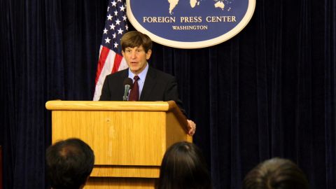 Fotografía cedida por el Foreign Press Center del profesor de la American University, Allan Lichtman, mientras habla durante una conferencia de prensa en la sede del club en Washington (EE. UU).