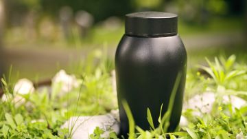 La funeraria les informó que la urna que les habían entregado contenía las cenizas de una persona desconocida.