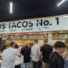 Der Adobo-Taco von Los Tacos No.1, hergestellt aus in roten Chilis mariniertem Schweinefleisch, geschnitten im Shawarma-Stil.