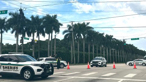 Vehículos del sheriff en la imagen cerca del Trump International Golf Club, en West Palm Beach, Florida, después de que se reportaran disparos cerca del candidato presidencial republicano.