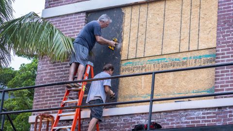 Los residentes de Fort Myers colocan madera contrachapada sobre las ventanas del segundo piso mientras se preparan para el huracán Milton en Fort Myers, Florida, EE. UU., el 08 de octubre de 2024.