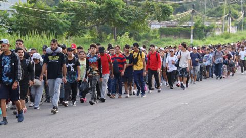 Migrantes salen en caravana este sábado de la ciudad de Tapachula, en el estado de Chiapas.