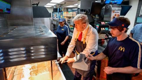 Trump hizo campaña en un local de McDonald's en el estado clave de Pensilvania.