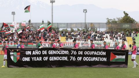 Jugadores del Palestino salieron al campo en un partido de liga frente a Coquimbo Unido denunciando el "genocidio en Palestina", en el primer aniversario de los ataques de Israel sobre la franja de Gaza.