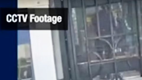 El sospechoso entrando al Metro de NYC sin pagar en estación Sutter Av.