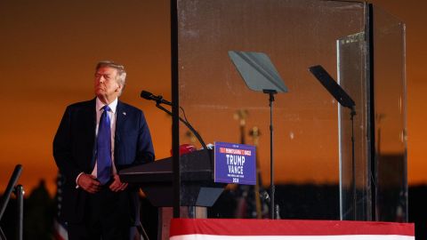 El expresidente estadounidense Donald Trump celebra un mitin de campaña en el aeropuerto regional Arnold Palmer en Latrobe, Pensilvania, EE.UU..