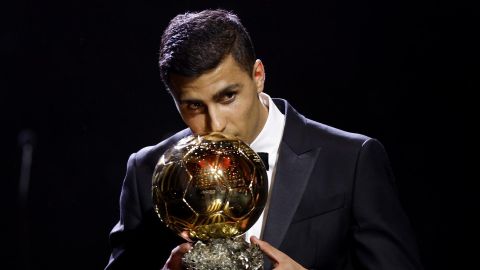 Rodri besa el trofeo del Ballon d'Or 2024 en la ceremonia celebrada en el Theatre du Chatelet en París, Francia.