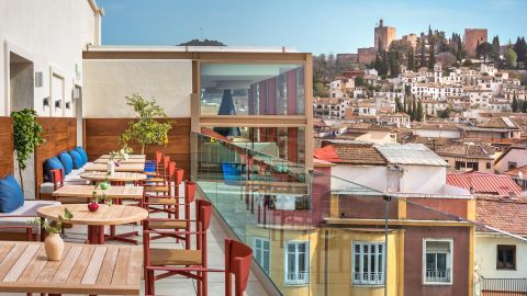 Desde sus terrazas y balcones se puede disfrutar de una hermosa vista de la Alhambra