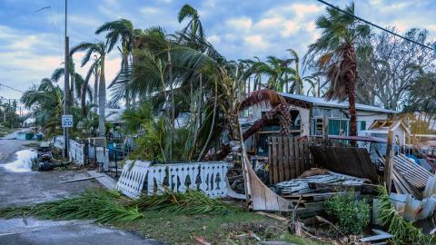 Daños tras el paso del huracán Milton por Bradenton, Florida, EE.UU., este jueves.