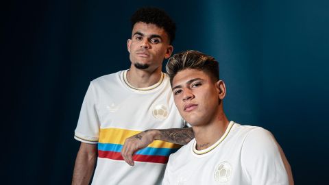 Luis Díaz y Jorge Carrascal posando con la nueva camiseta conmemorativa del seleccionado colombiano.O)