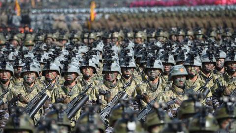 Las tropas de soldados norcoreanos están equipados con uniformes y armamento ruso.