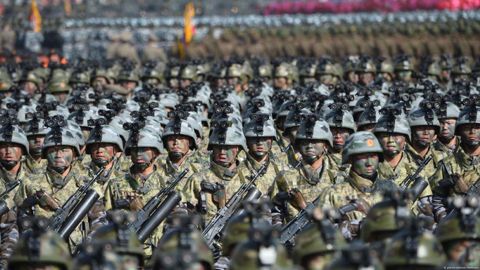 Las tropas de soldados norcoreanos están equipados con uniformes y armamento ruso.