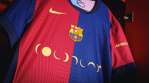 Detalle de la camiseta que el equipo masculino del FC Barcelona lucirá con el logotipo del grupo británico Coldplay en el partido del próximo 26 de octubre en el Bernabéu ante el Real Madrid.