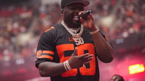 50 Cent actuando en un show.