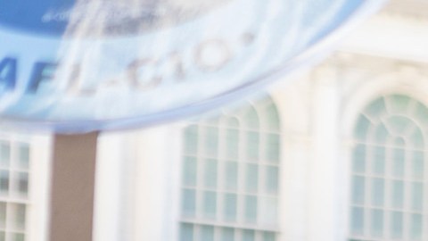 La propuesta es celebrada por sindicatos y defensores de inquilinos, pero ha recibido una fuerte oposición de la industria inmobiliaria.