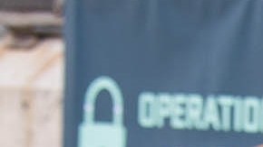 El Alcalde Eric Adams, el alguacil de la ciudad Anthony Miranda y personal del NYPD revisan la mercancía de vapeo incautada.