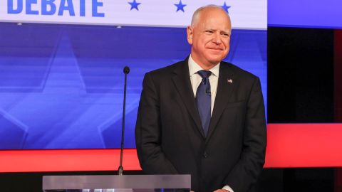 El candidato a vicepresidente de Kamala Harris, Tim Walz, durante el debate del martes.