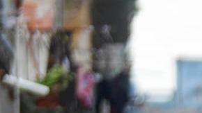 Personas caminan por una calle del centro este lunes en La Habana (Cuba), golpeada por los apagones.