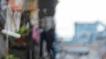 Personas caminan por una calle del centro este lunes en La Habana (Cuba), golpeada por los apagones.